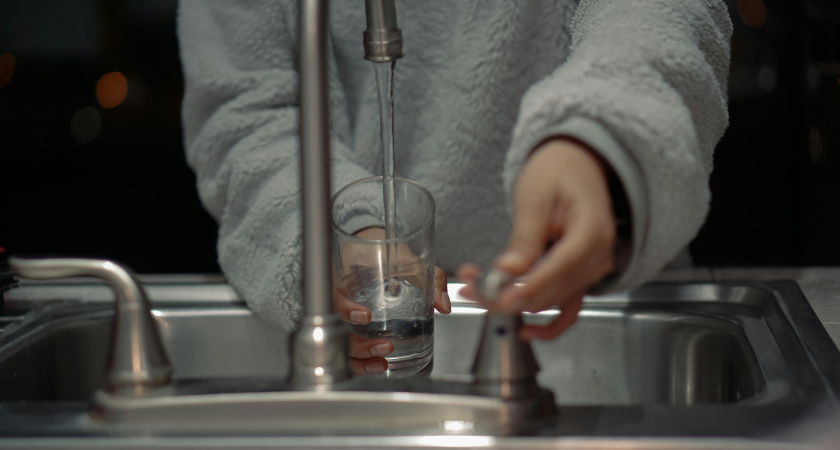 Теперь из-под крана течет родниковая вода благодаря дедовскому лайфхаку: фильтры не понадобятся