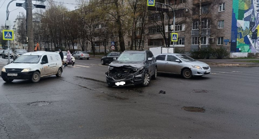 В центре Вологды женщина-водитель пострадала в ДТП и была доставлена в больницу