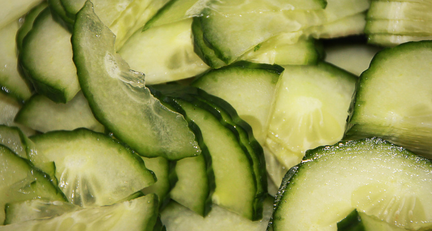 Салаты больше не готовлю — беру огурцы и кладу в пакет: ленивую закуску сразу сметут со стола