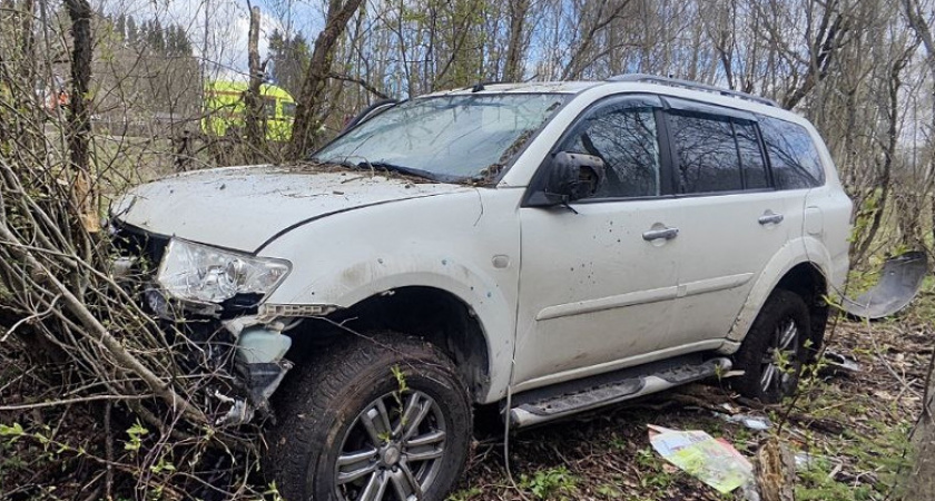 В Вологодской области внедорожник улетел в кювет из-за уснувшего водителя