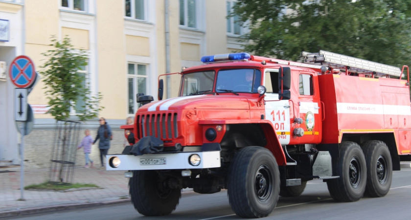 15 человек самостоятельно покинули горящий склад в Вологодской области