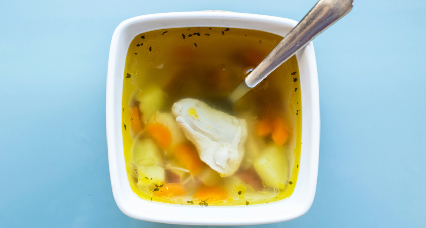 Не специи и не масло: вот что добавляют в куриный суп, чтобы он получился насыщенным и ароматным — секрет шеф-поваров