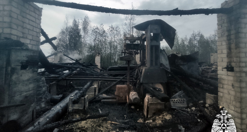 14 пожарных ликвидировали возгорание на пилораме в Вологодской области