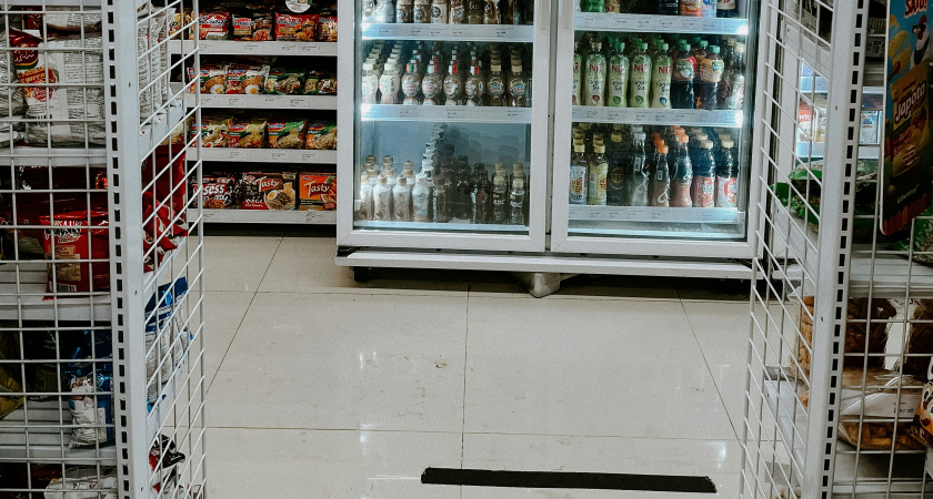 В магазинах больше не расплачиваюсь картой: оказалось кассиры "Пятерочки" и "Магнита" внимательно смотрят на эти данные