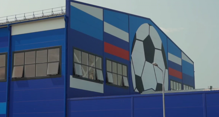 Вологда готовится к открытию современного футбольного манежа с гигантским мячом на фасаде