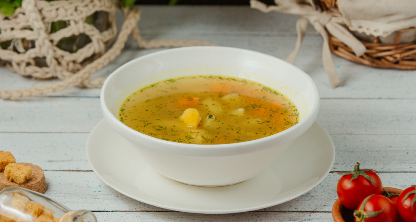 Не горох и не копчености: вот что добавляют в гороховый суп, чтобы он получился насыщенным — секрет шеф-поваров