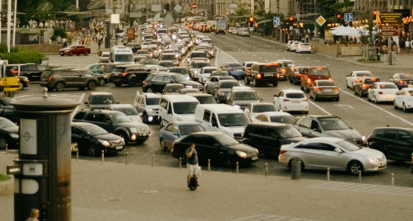 ГАИ проверяют автомобили и могут штрафовать водителей за использование чрезмерно тонированных или опущенных стёкол