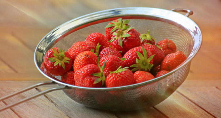 Не варенье и не джем: нашла лучший способ заготовки клубники на зиму — аромат на весь дом