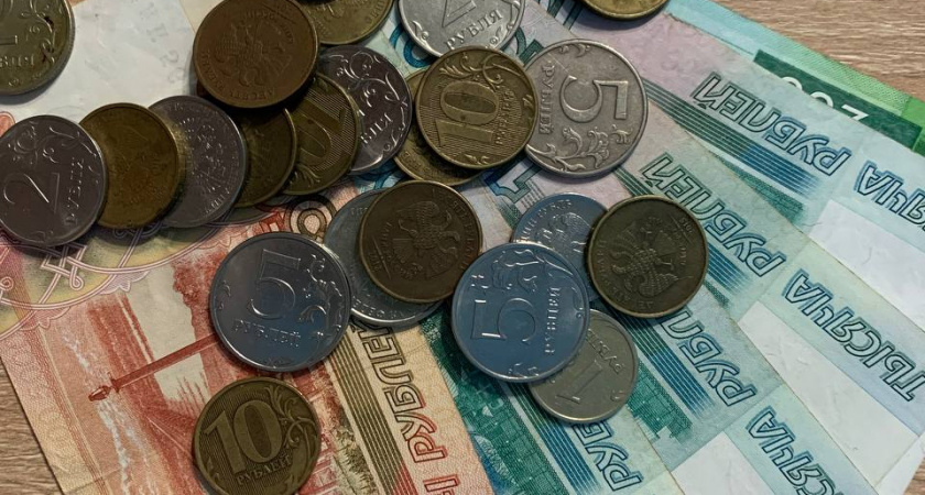 Снимать и класть деньги на карту без внимания налоговой уже не выйдет: какая сумма вызовет подозрения