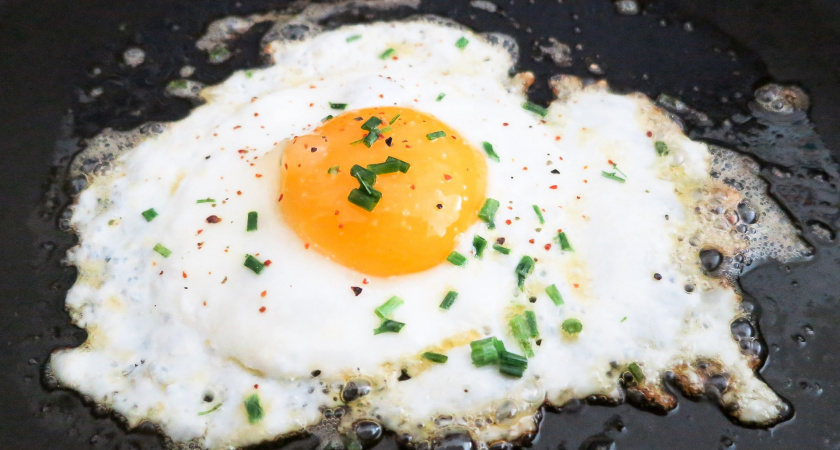 Не сало и не масло: на чём жарят яичницу опытные хозяйки — запомните это раз и навсегда