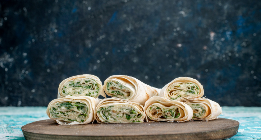 Готовим как на праздник: вкусные рулетики из лаваша удивят всех гостей — сметают со стола мгновенно