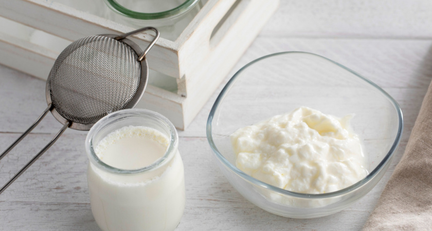 Зачем опытные хозяйки ставят сметану в морозилку: хитрость, которая удивит даже опытных кулинаров