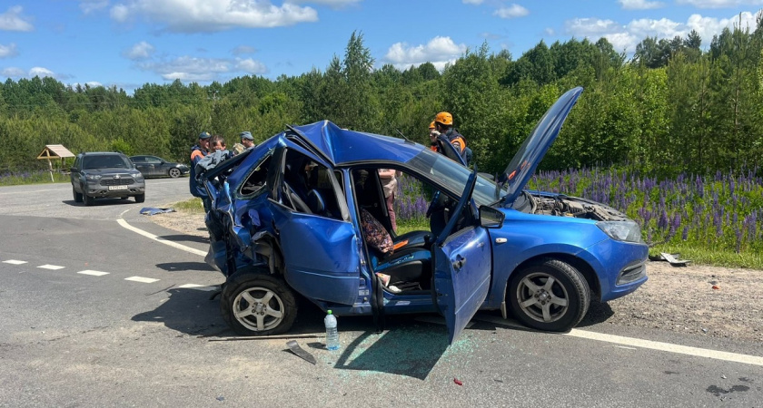 Пассажира "Лады" доставили в больницу после ДТП в Вологодской области