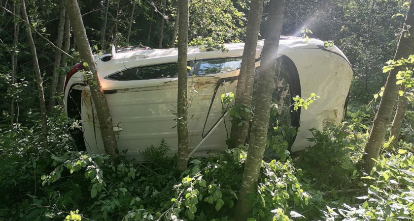 Высокая скорость привела к аварии в Вологодской области: водитель иномарки госпитализирован после переворота автомобиля 