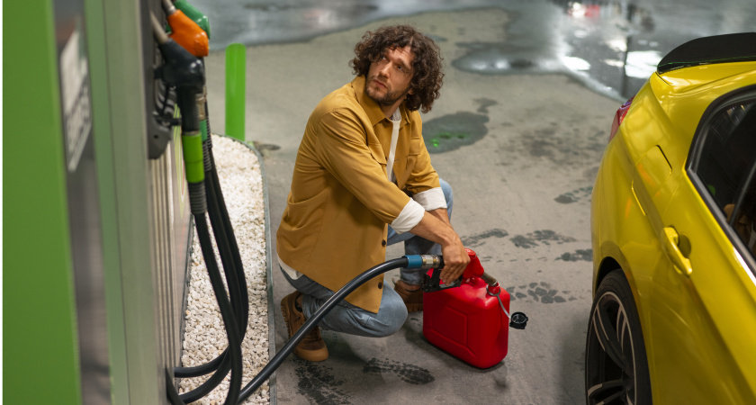 ГАИ будут штрафовать водителей на 30 тысяч рублей за незаконную перевозку бензина в канистрах, если она нарушает установленные правила 