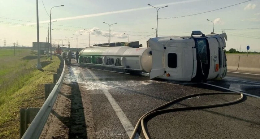 Грузовик с цистерной перевернулся на объезде Вологды