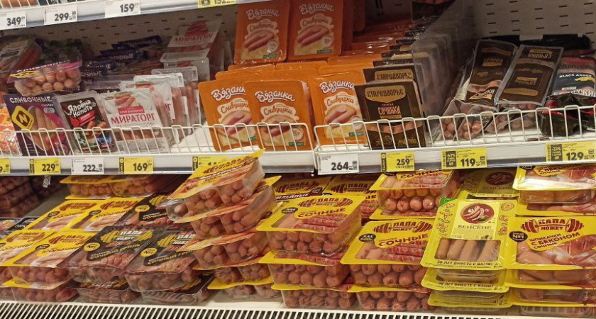 Никакой бумаги, внутри только натуральное мясо: в Роскачестве назвали лучшие марки сосисок и сарделек