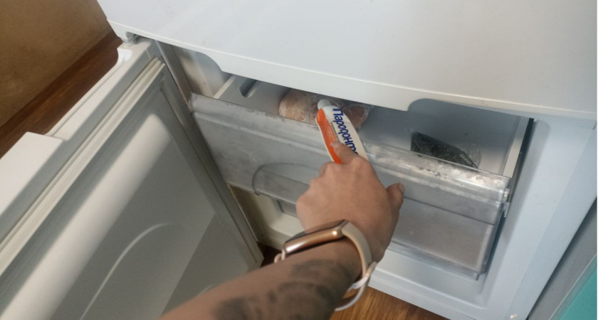 Кладу зубную пасту в морозилку: такой лайфхак решает самую надоевшую проблему на кухне