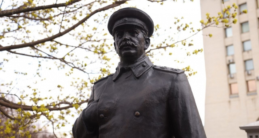 Прокуратура требует снести памятник Сталину в Вологде