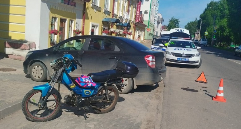 В Вологодской области водитель иномарки не уступил дорогу мопеду