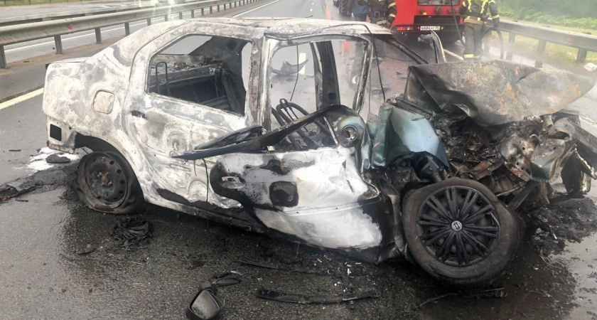 Иномарка врезалась в трактор и вспыхнула на трассе в Вологодской области