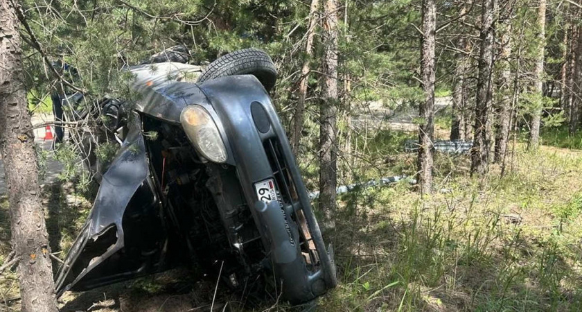 В Вологодской области иномарка врезалась в дерево: один пассажир погиб