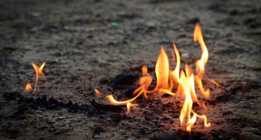 13 человек спасены при пожаре в пятиэтажке в Вологодской области