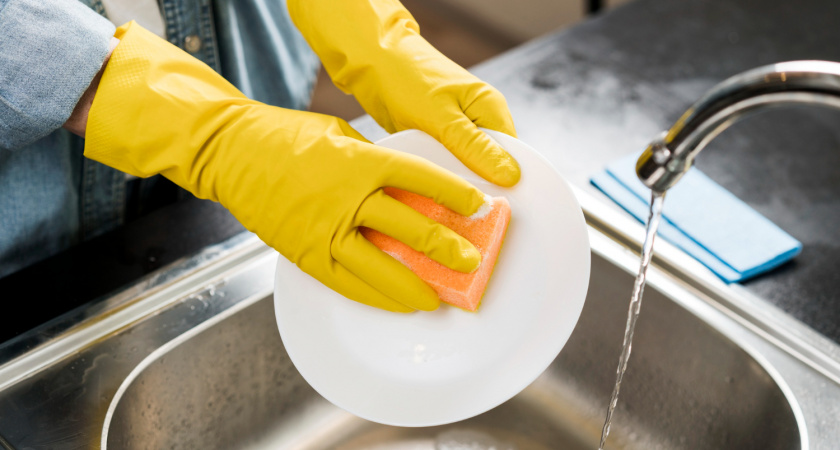 Губки для посуды заменила этой вещицей — не воняет и отмывает даже лучше: она есть у каждого