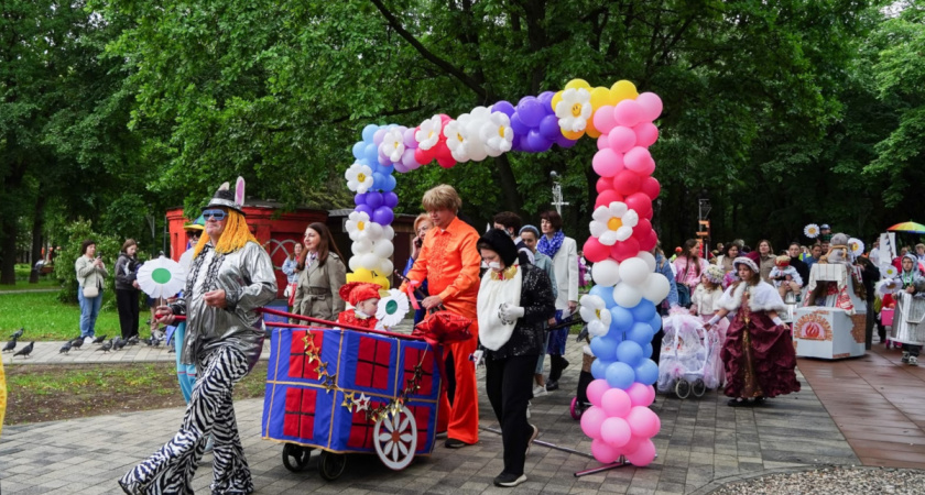 В Вологде прошёл красочный парад необычных колясок: 25 семей удивили креативом
