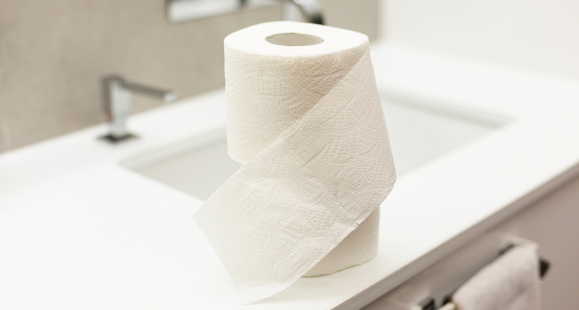 Я увидел эту хитрость у предприимчивых немцев. Теперь всегда кладу бумажное полотенце в шкаф