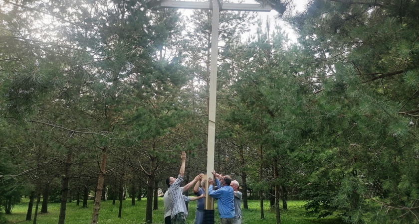 В Вологодской области рядом с памятником Ленину появился Поклонный крест на месте древнего храма