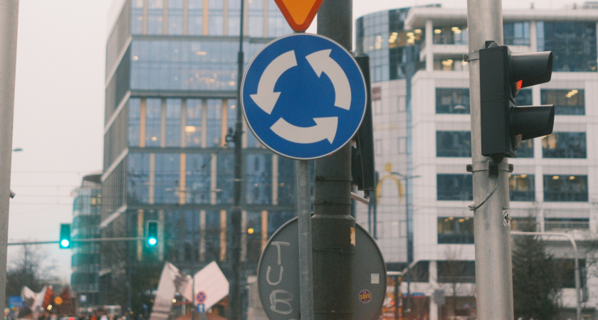 Верховный суд поставил точку: какой поворотник следует включать водителю при въезде на кольцо — правый или левый