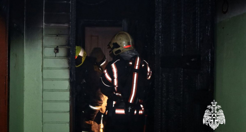 Шестерых жильцов спасли при пожаре в многоэтажке в Вологде