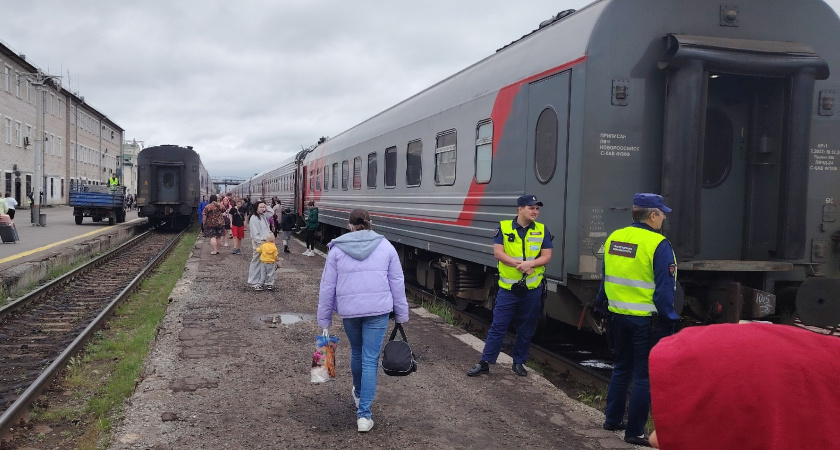 «В 7 утра с верхней полки спустилась попутчица и стала будить меня, чтобы я уступил ей место»: закон заработал