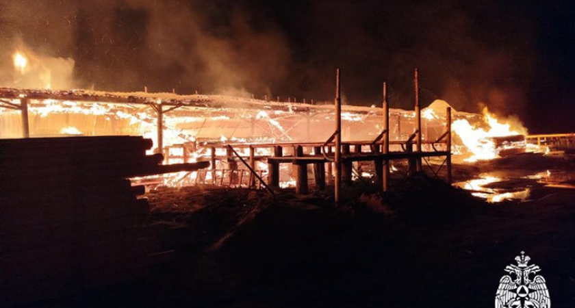 В Вологодской области 14 пожарных боролись с огнем на пилораме