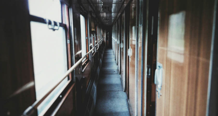 «Когда я вошел в купе, на моей полке лежали сразу двое». Четыре свежие истории про обмен полками в поезде РЖД