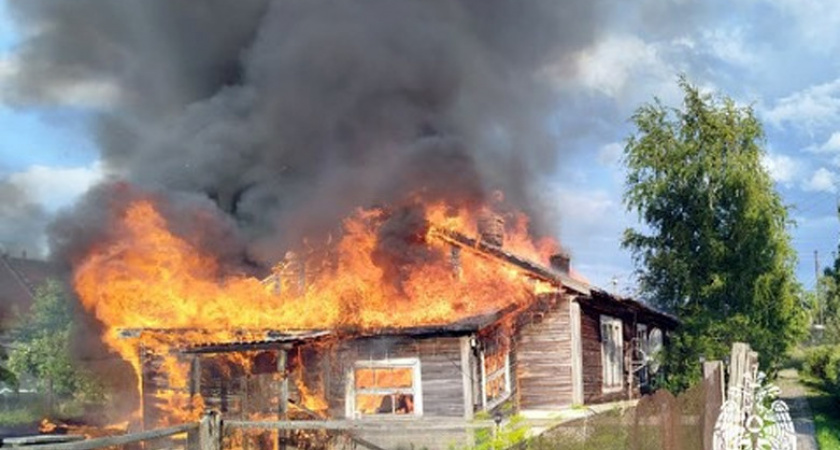 В Вологодской области пара спаслась из огня, выпрыгнув из окна горящего дома