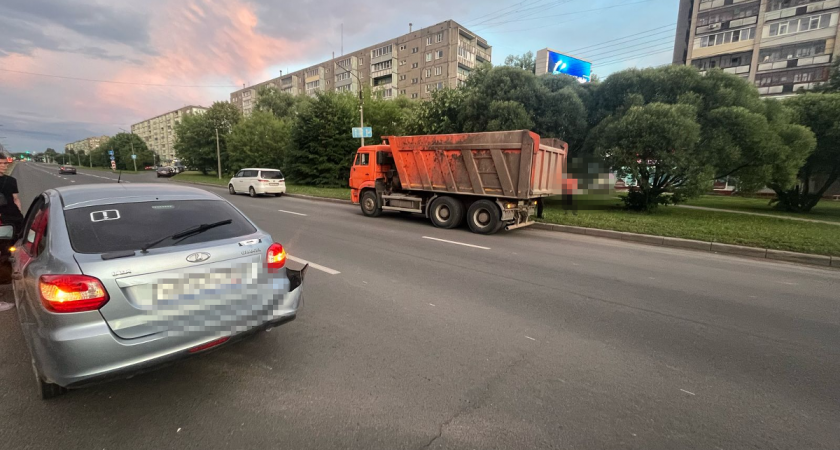 Молодая автоледи на "Ладе" пострадала при столкновении с "КамАЗом" в Вологодской области