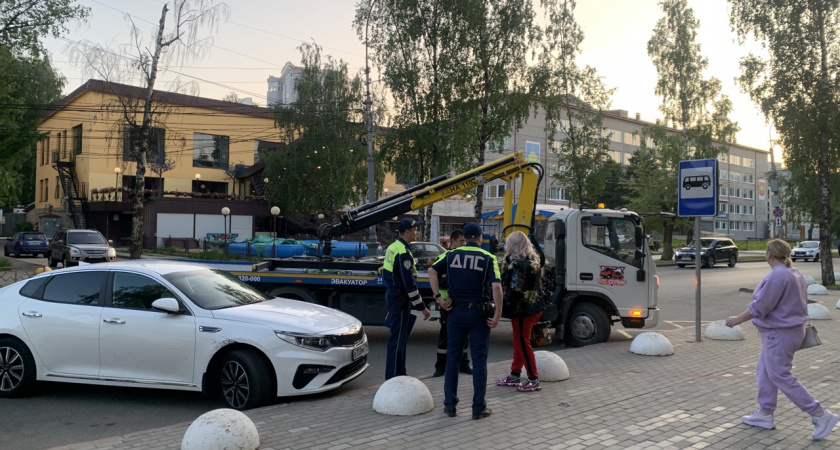 Водителей предупредили. С 11 августа начнут лишать прав за опущенные стекла