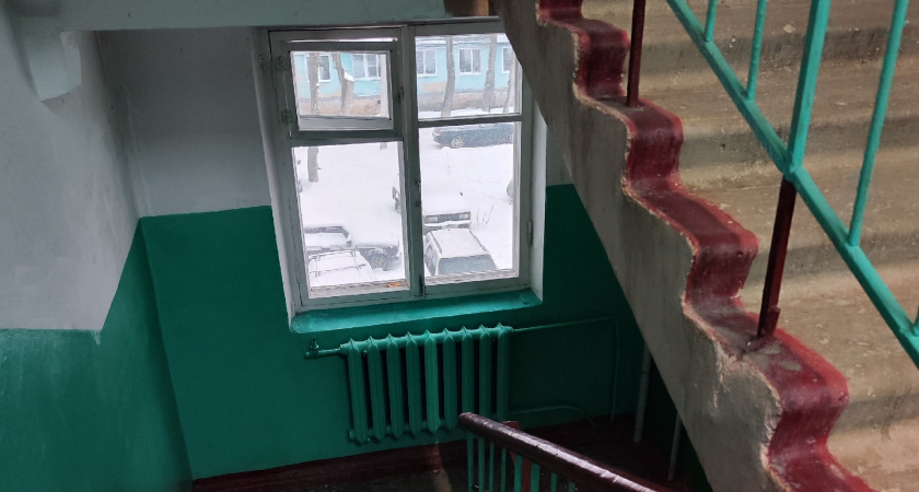 Почему в СССР стены в подъездах окрашивали только до половины: оказывается, была веская причина