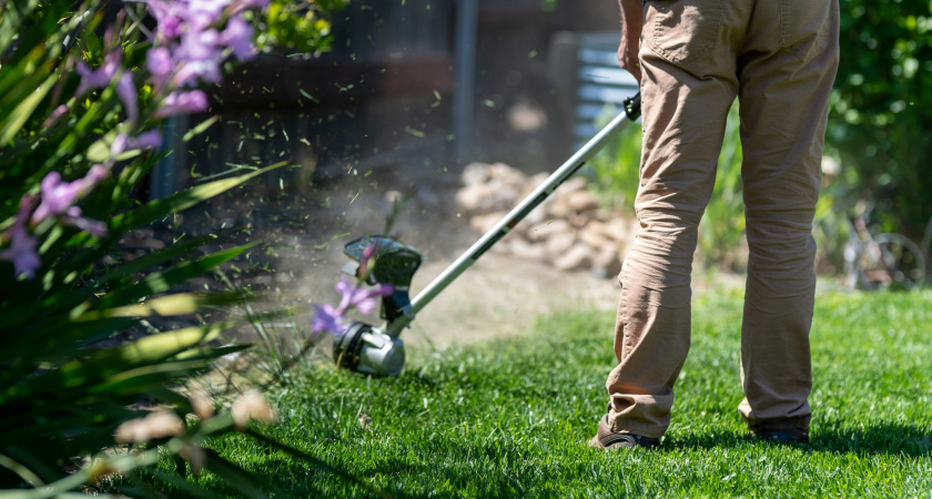 Сосед по даче посоветовал сделать этот трюк с триммером: косит в разы быстрее и леска не рвется то и дело