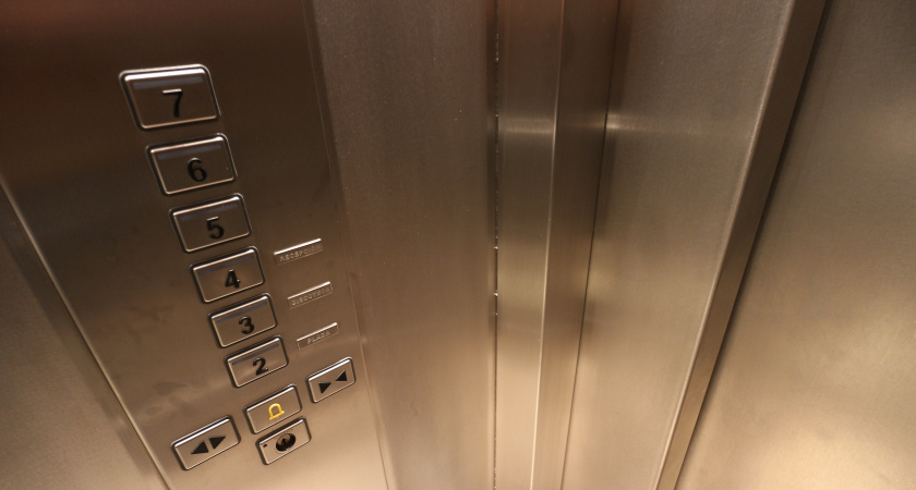 Почему я всегда жду 3 секунды перед тем, как выйти из лифта. Лифтёр подробно объяснил