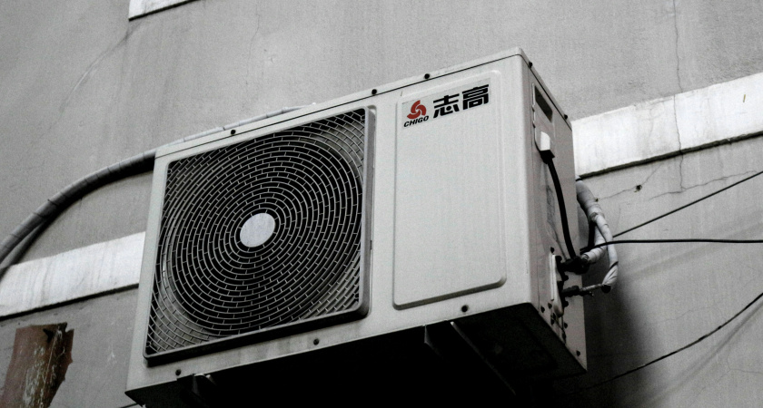ЖКХ и суды подтвердили: устанавливать кондиционеры без согласия соседей нельзя