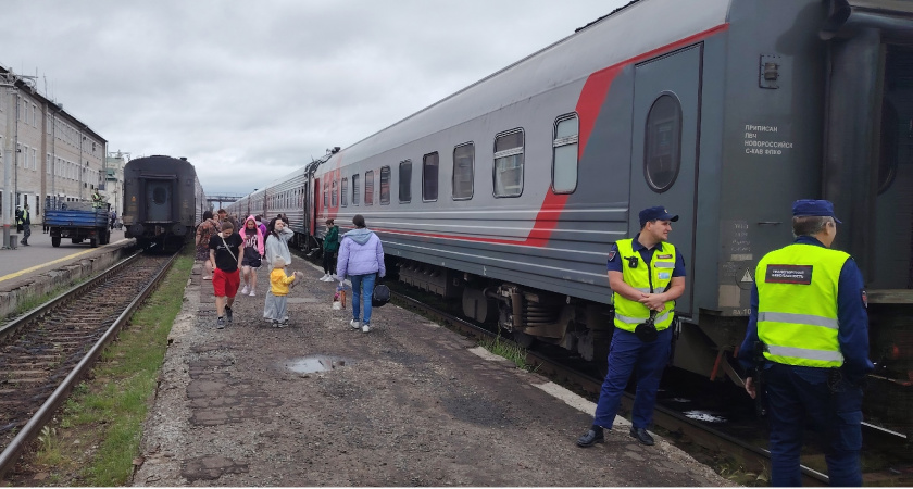 «Когда я вошел в купе, на моей полке лежали сразу двое». Четыре свежие истории про обмен полками в вагоне