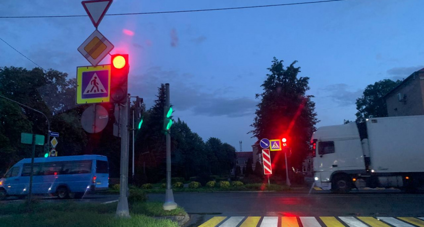 Что делать, если вы уже пересекли стоп-линию и загорелся красный сигнал светофора - подробные разъяснения