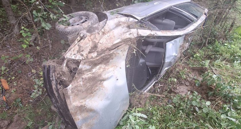 В Вологодской области пострадал водитель перевернувшейся в кювете иномарки