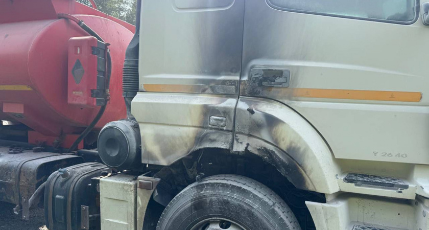 В Вологодской области во время движения загорелся бензовоз