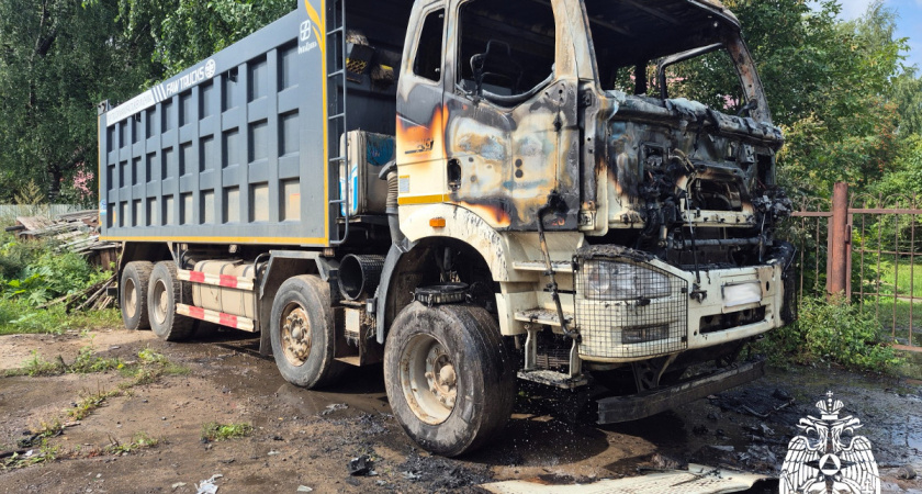 Шесть пожарных тушили в Вологде загоревшийся грузовик