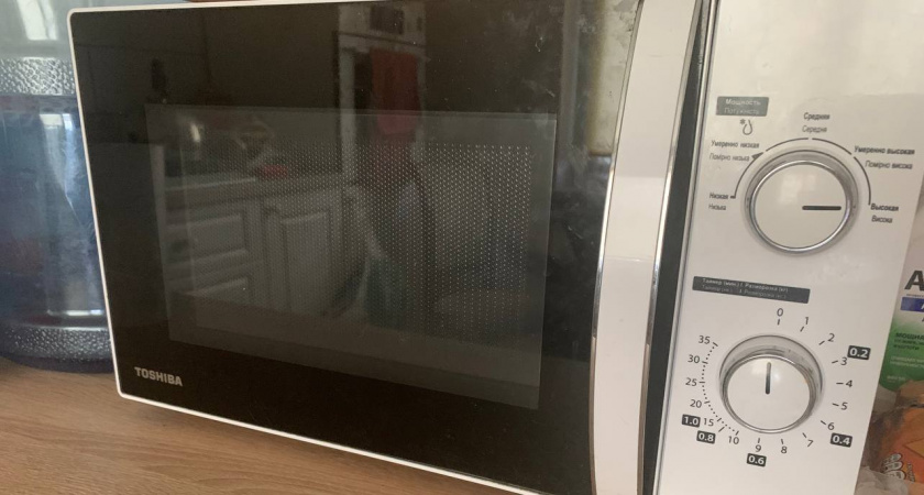 Можно ли смотреть в микроволновку, когда она работает: миф или истина