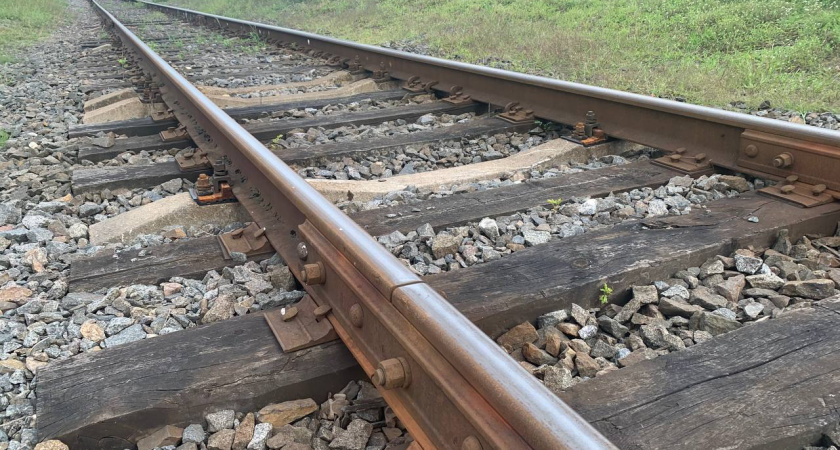 Почему строго запрещено наступать на рельсы при переходе железнодорожных путей: запомните раз и навсегда